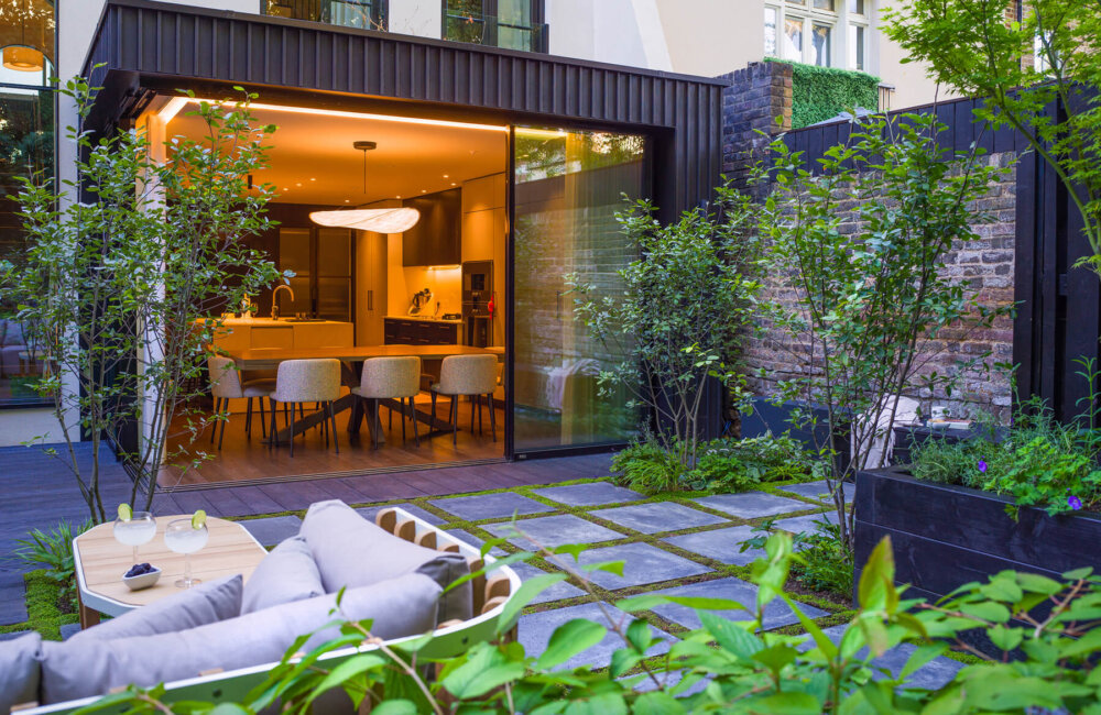 Transforming Urban Living: Rooting a period home and contemporary extension together with the power of planting.